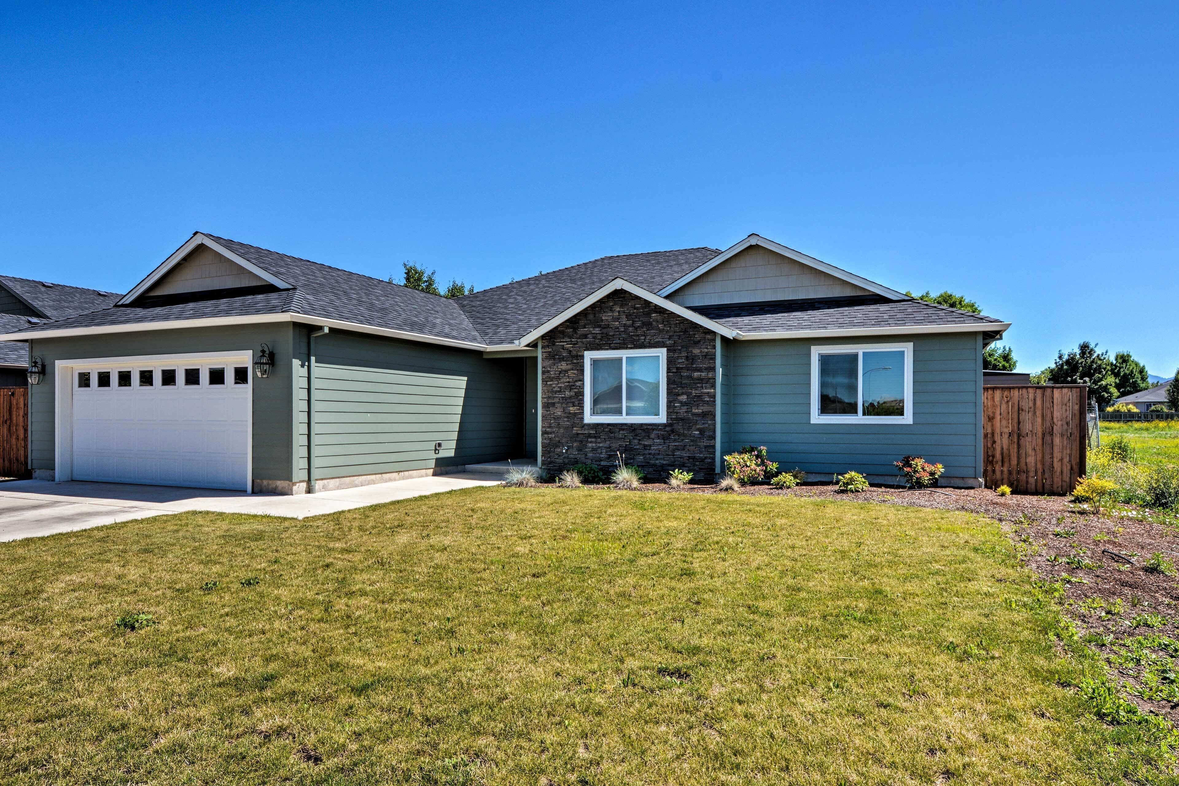 Cozy Home w/Yard - 3 Mi. to Downtown Medford!