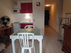 Een koelkast, een microgolfoven, een oven, een kookplaat