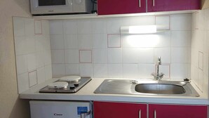 Coffee/tea maker, fridge, microwave, oven - 2RB38A - Nice apartment with sea view (COLLIOURE)