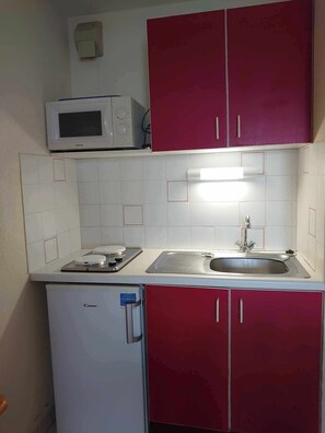 Een koelkast, een microgolfoven, een oven, een kookplaat