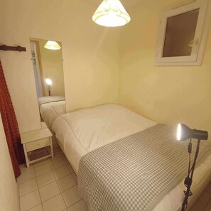 1 slaapkamer, een strijkplank/strijkijzer