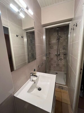 Dusche, Haartrockner, Handtücher