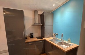 Een koelkast, een microgolfoven, een kookplaat