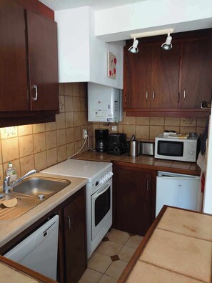 ثلاجة، ميكروويف، فرن، موقد طهي مسطح