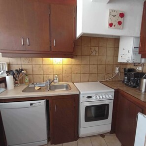 Een koelkast, een microgolfoven, een oven, een kookplaat