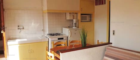 冷蔵庫、電子レンジ、コンロ、コーヒー / ティーメーカー