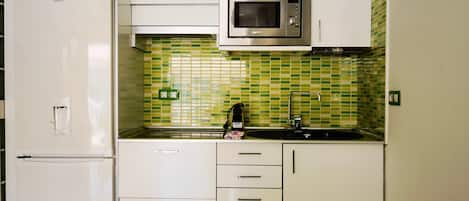 Een koelkast, een microgolfoven, een kookplaat