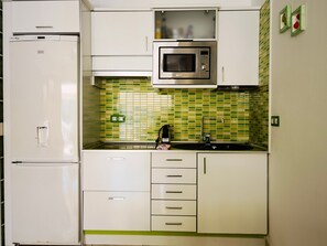 Een koelkast, een microgolfoven, een kookplaat