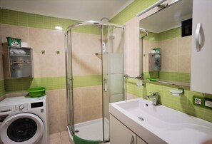 Dusche, Haartrockner, Bidet, Handtücher