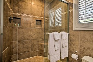 Kostenlose Toilettenartikel, Haartrockner, Handtücher