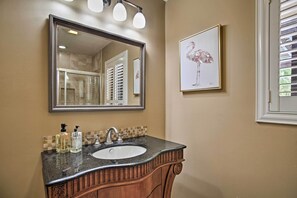 Kostenlose Toilettenartikel, Haartrockner, Handtücher