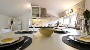 Fridge, oven, coffee/tea maker, electric kettle