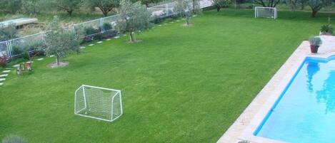 Een buitenzwembad, een verwarmd zwembad