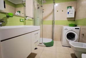 Dusche, Haartrockner, Bidet, Handtücher