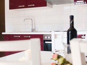Fridge, oven, stovetop, coffee/tea maker