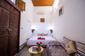 ダブルルーム | 防音設備、アイロン / アイロン台、WiFi (無料)、ベッドシーツ