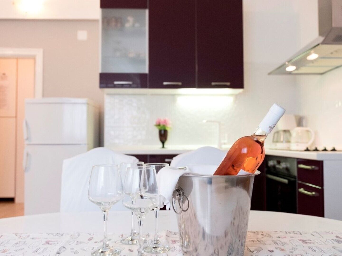 Fridge, oven, coffee/tea maker, electric kettle