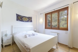 5 bedrooms, iron/ironing board, free WiFi, bed sheets