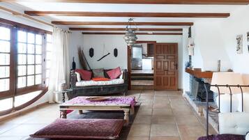 Een televisie, boeken en een stereo