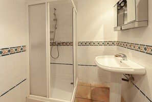 Tina con regadera, secadora de cabello, bidet, toallas 