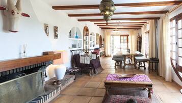 Een televisie, boeken en een stereo