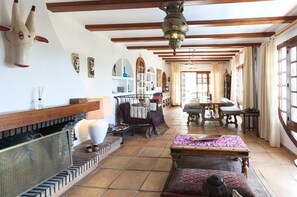 TV, books, stereo - CASABRA - Villa with private pool in Urb. Monterrey, Palma de Gandia. Free WiFi (Palma de Gandia)