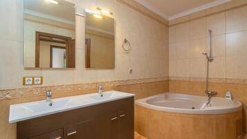 Regadera, secadora de cabello, bidet, toallas