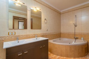 Een douche, een haardroger, een bidet, handdoeken