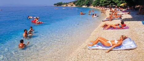 Sulla spiaggia, lettini da mare
