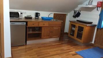 Jääkaappi, mikroaaltouuni, liesi, kahvin-/teenkeitin