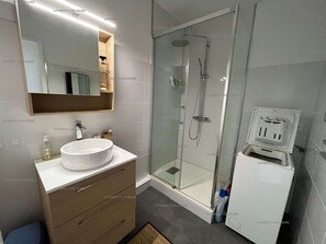 Shower, hair dryer - 6PA36 - Apartment with swimming pool, air conditioning (COLLIOURE)