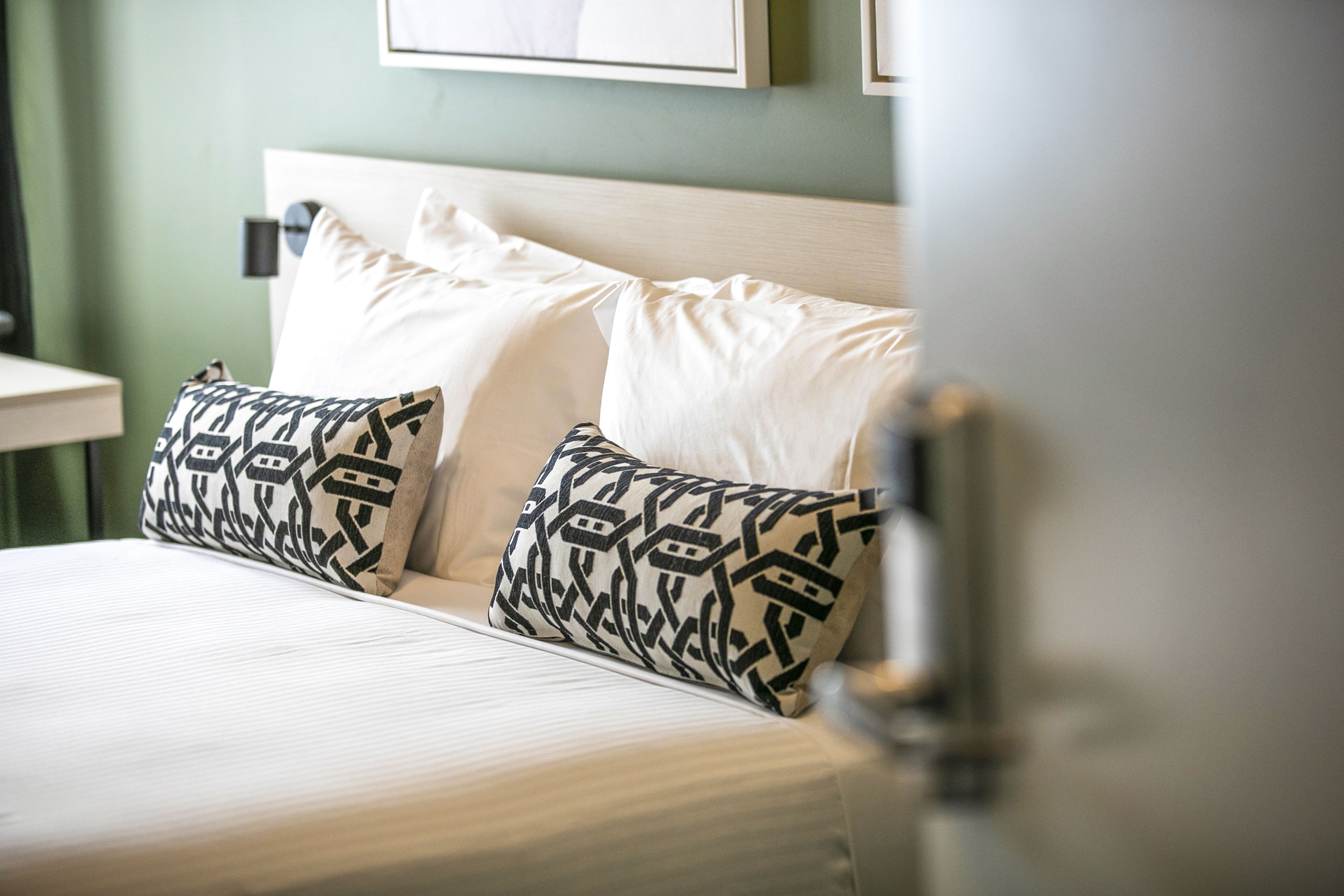 Tabla de planchar con plancha, wifi gratis, ropa de cama