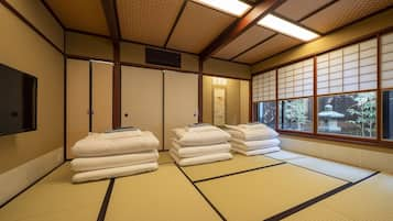 Habitación tradicional (Japanese Style, Niju) | Caja de seguridad en la habitación y muebles diferentes 