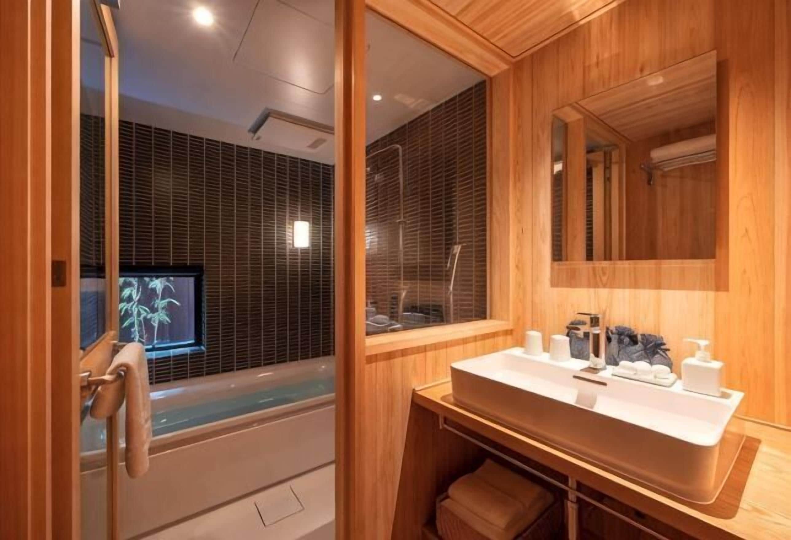 Badezimmer | Duschwanne, Regendusche, kostenlose Toilettenartikel, Haartrockner