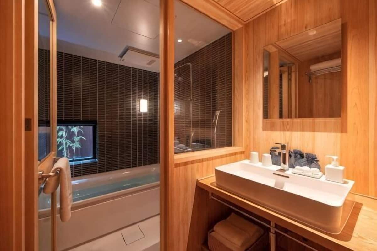 Bathroom | Combined shower/tub, rainfall showerhead, free toiletries, hair dryer