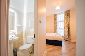 Regadera, secadora de cabello, toallas, jabón