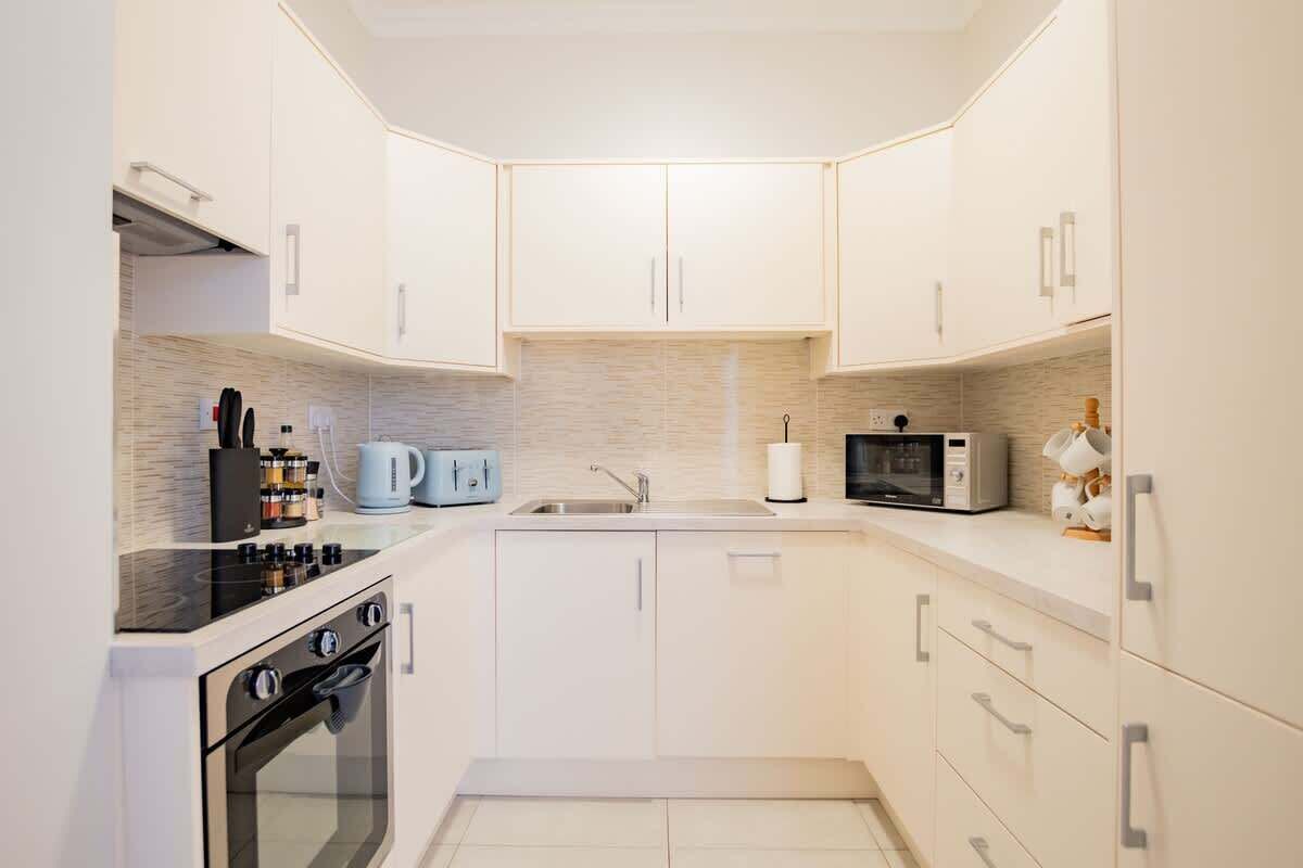 Een koelkast, een microgolfoven, een oven, een kookplaat