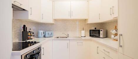 Refrigerador, microondas, horno, placa de cocina