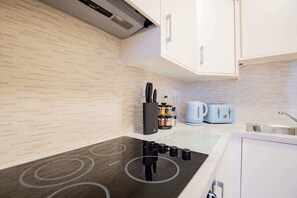 Kylskåp, mikrovågsugn, ugn och spishäll