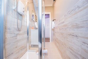 Doccia, asciugacapelli, asciugamani, sapone