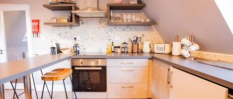 Kühlschrank, Mikrowelle, Ofen, Herdplatte