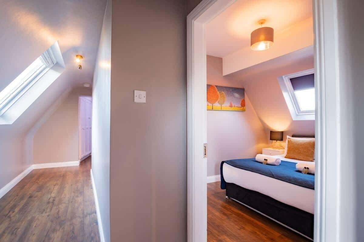 2 عدّة غرف نوم ومكواة/لوح كي وسرير سفر وواي فاي