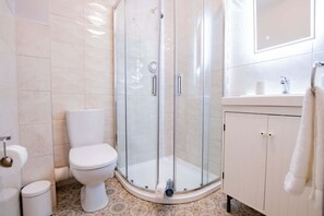 Doccia, asciugacapelli, asciugamani, sapone