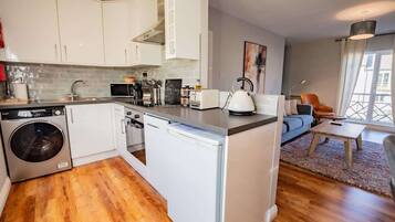 Réfrigérateur, micro-ondes, four, plaque de cuisson