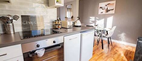 ثلاجة، ميكروويف، فرن، موقد طهي مسطح