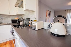 Fridge, microwave, oven, stovetop - Top of the Town - Optional Parking available (Galway City)
