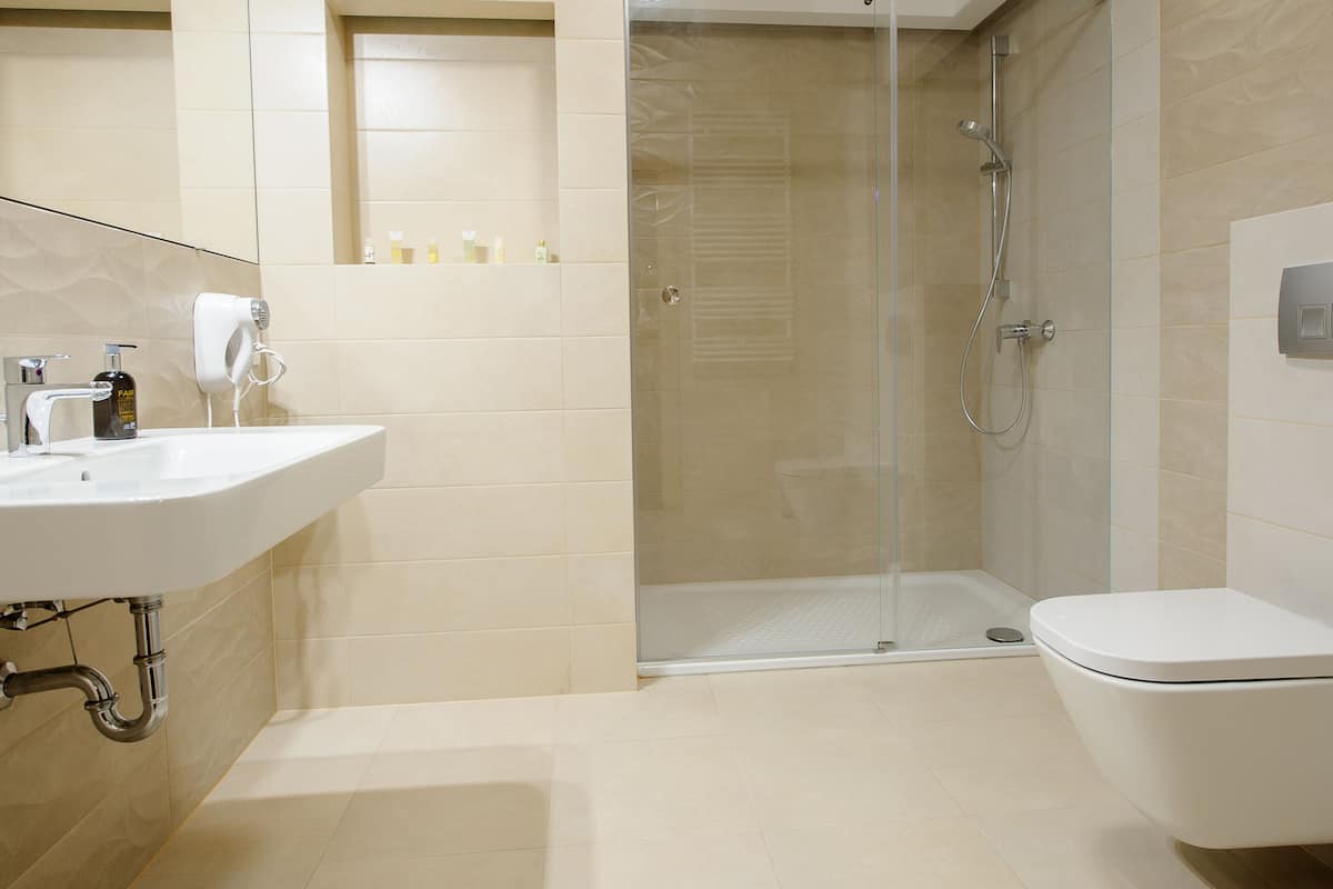 deluxe apartment | bathroom | shower, free toiletries, hair dryer, towels