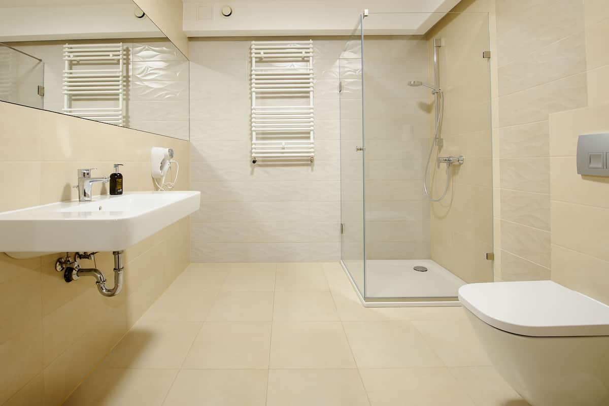 deluxe double or twin room | bathroom | shower, free toiletries, hair dryer, towels