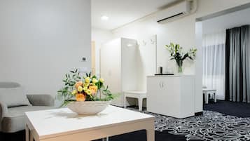 Apartamento luxo | Escrivaninha, Wi-Fi de cortesia, roupa de cama