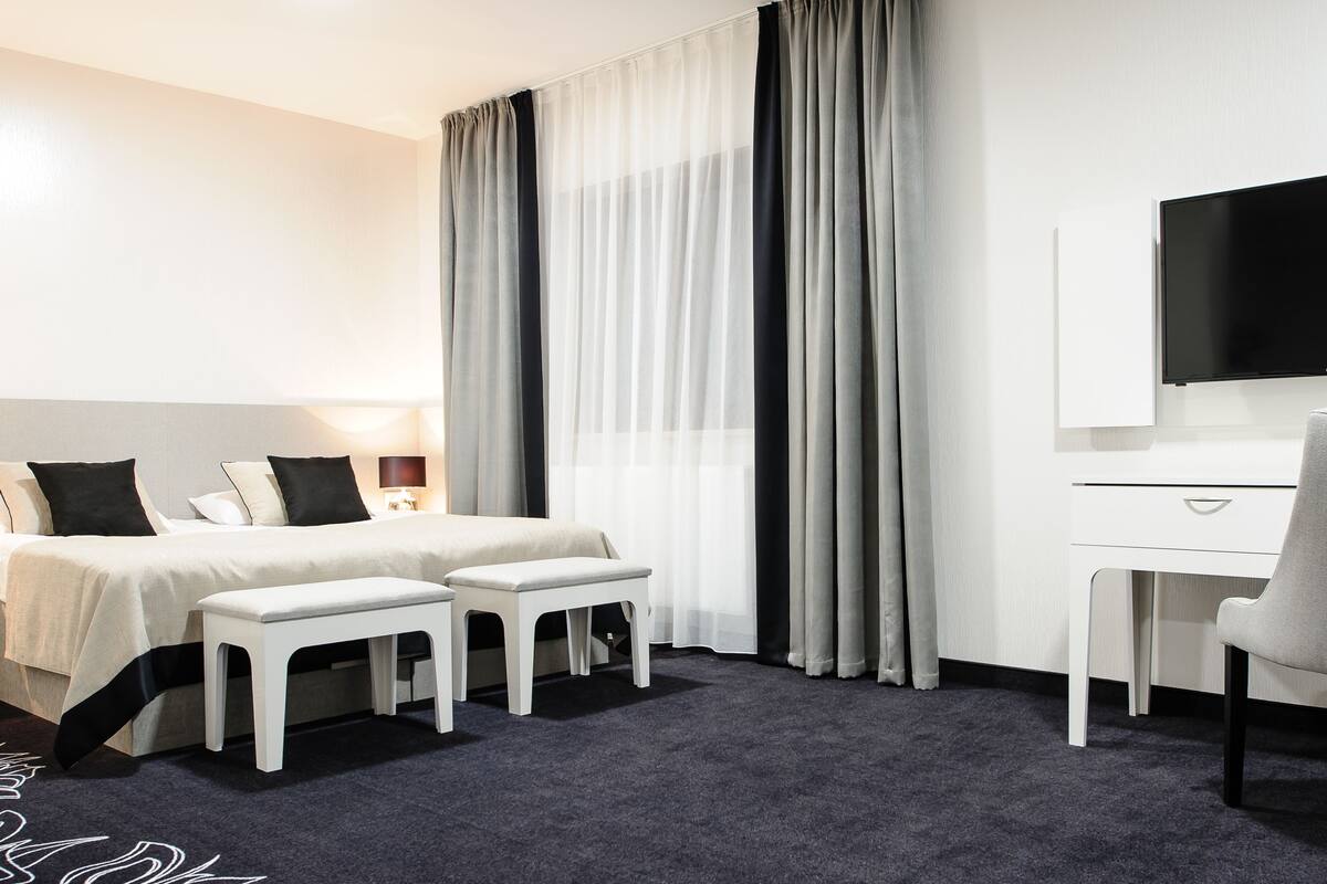 Escritorio, wifi gratis y ropa de cama 
